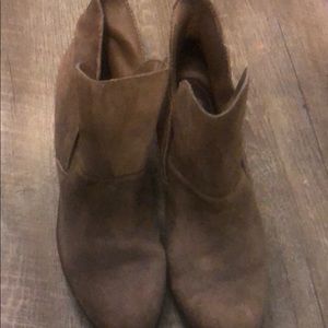 Boots.  8.5  Tan suede.   Distressed look.